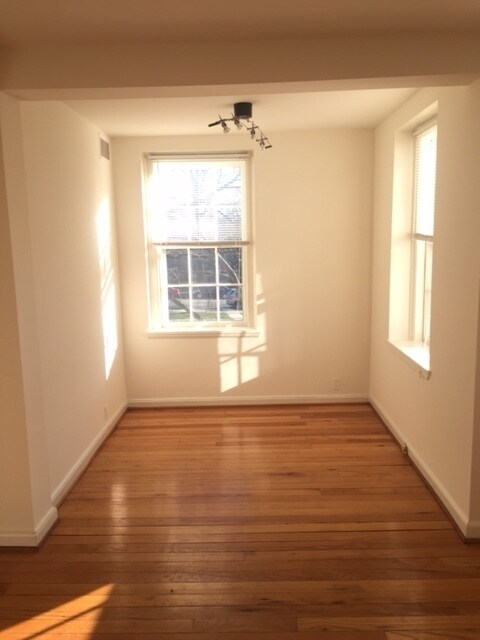 Building Photo - 1 Bedroom 1 Bath in McLean Gardens Just Off Wisc. Ave.!