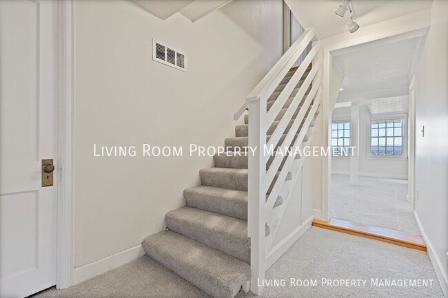 Building Photo - Classic Cape Cod With Views from the SW Hills