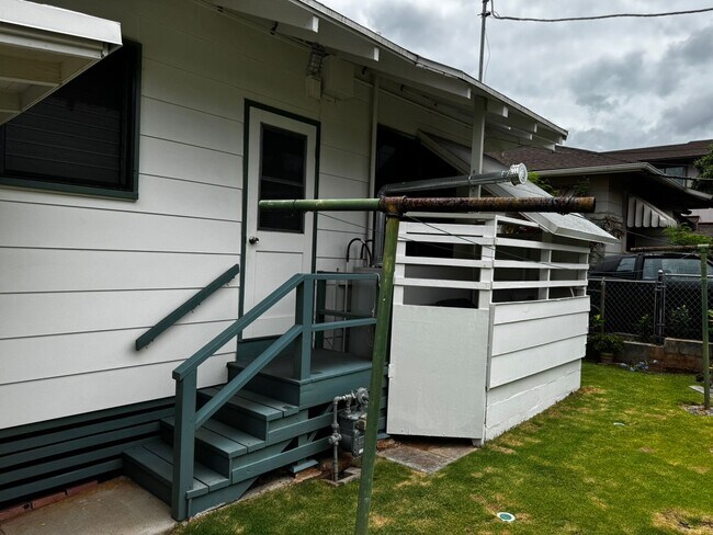 Building Photo - Charming 2/1/2 House on Hinano St. in the Kaimuki/Diamond Head area
