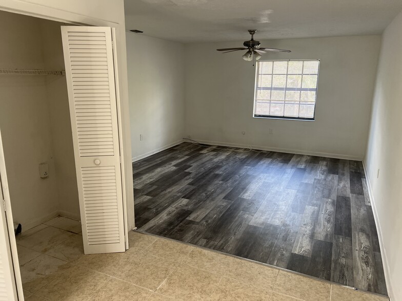 Living room - 1209 E Seneca Ave