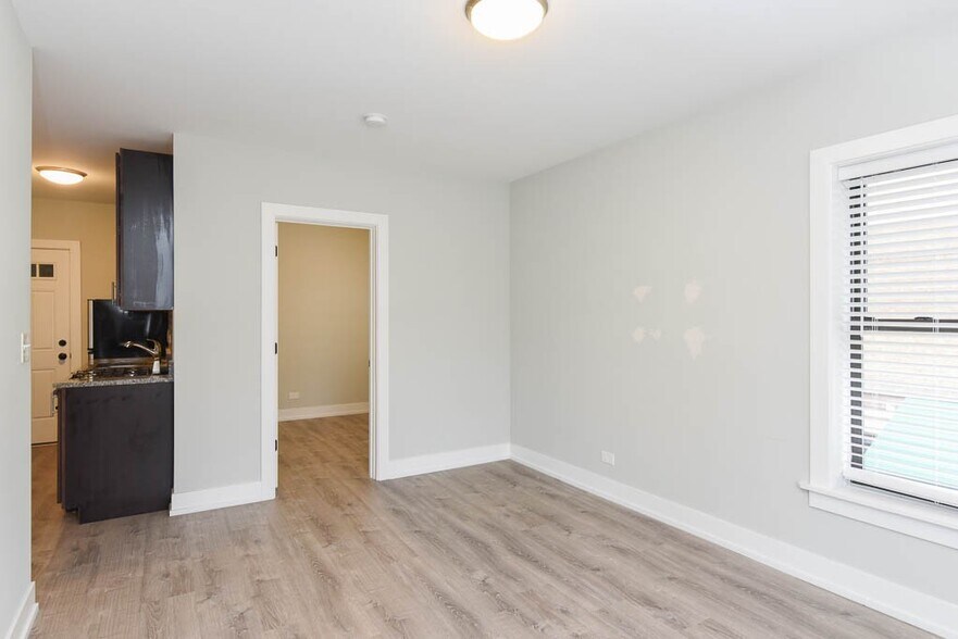 Building Photo - 725 W Brompton Ave