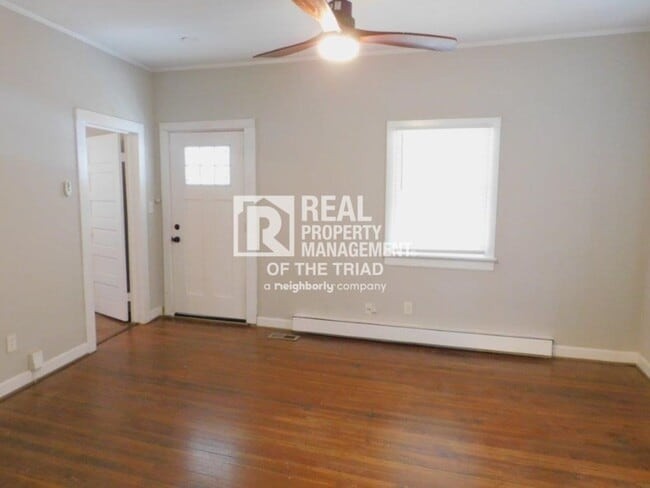 Building Photo - Move in special - Cozy 2 Bedroom/1 Bath Ho...