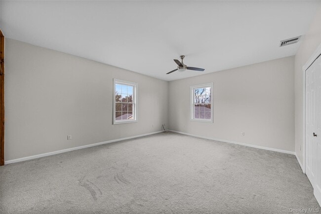 Building Photo - 18-18 Willow Way