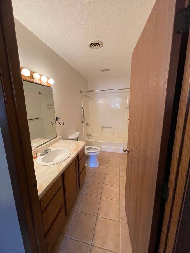 Building Photo - 716 Randy Rd