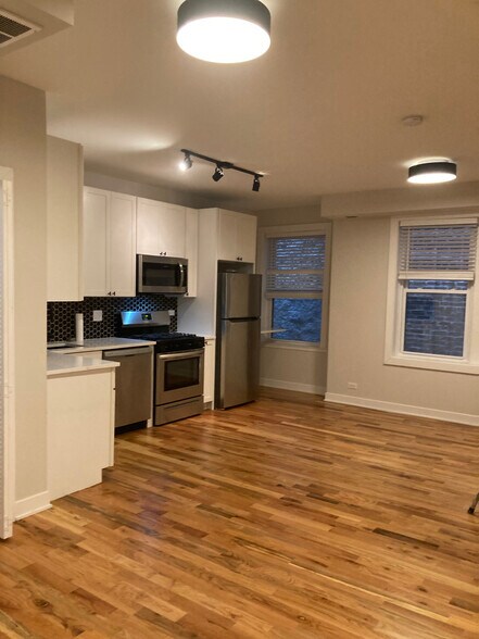 Building Photo - 656 W Wrightwood Ave