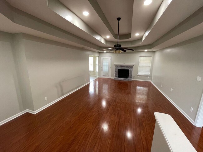Building Photo - Beautiful Shelbyville Home For Rent