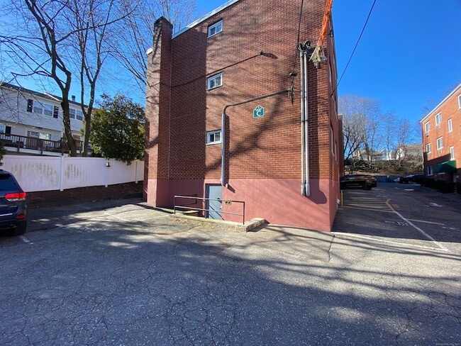 Building Photo - 18 Prospect St