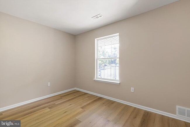 Building Photo - 1741 Braken Ave