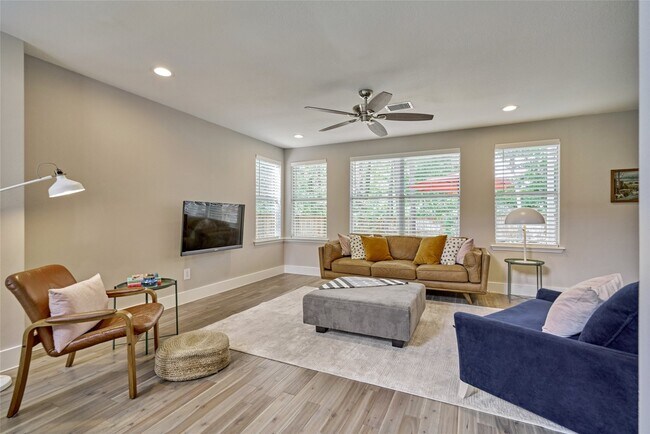 Building Photo - 38 E Gaslight Pl
