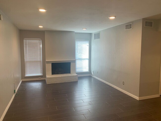 Building Photo - Modern 2 Bedroom, 2 Bathroom Condo in the Heart of Vibrant Oaklawn!