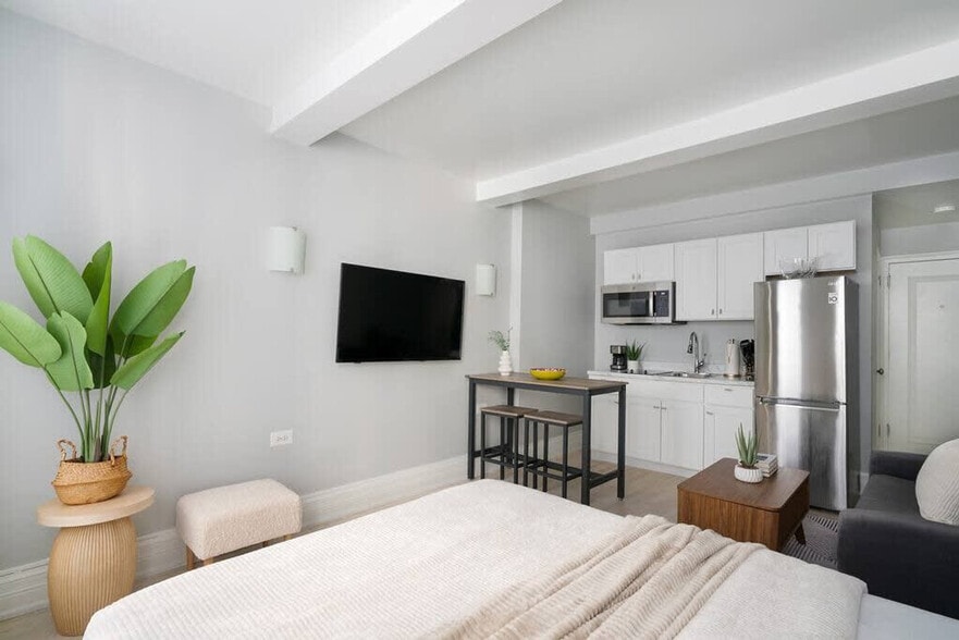 Building Photo - 240 W 73rd St