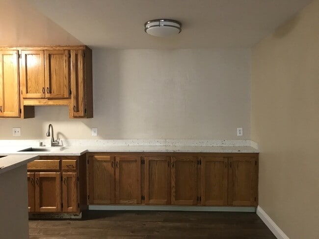 Building Photo - Make This Condo A Place You Can Call Home!!