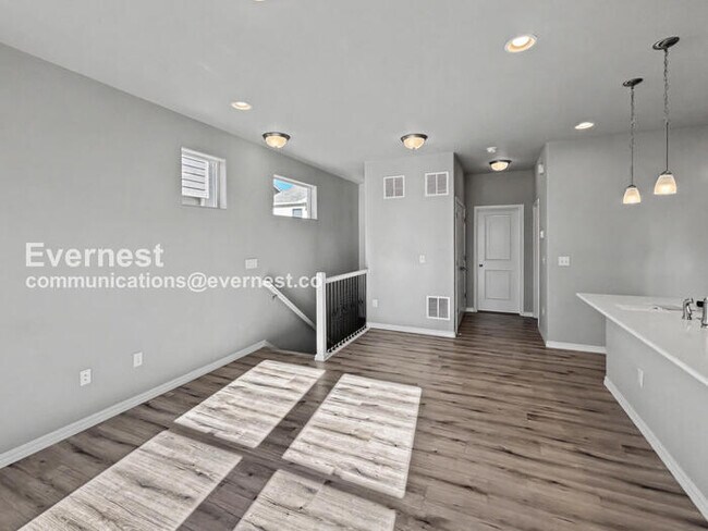 Building Photo - 2 Bed/2 Bath Home with Fenced Yard & Garage / Available Now!