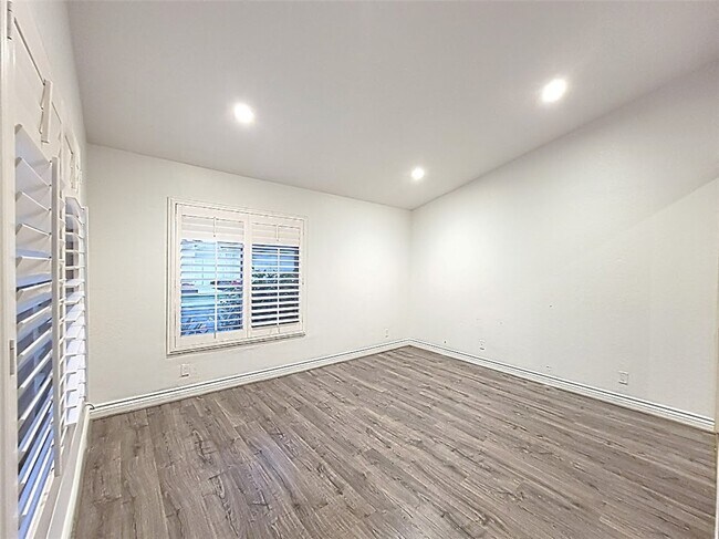 Building Photo - 28506 Barbosa