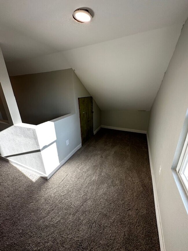 Building Photo - Charming Two Bedroom Pet Friendly Home in ...