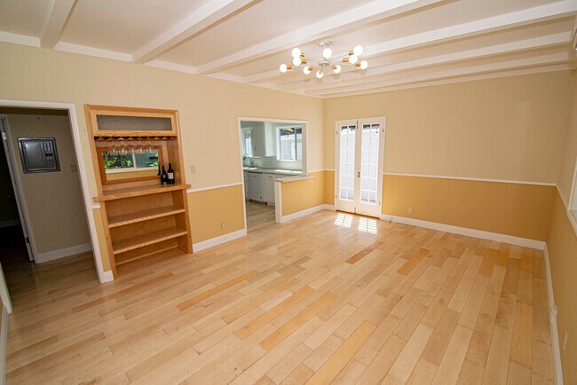 Primary Photo - 156 W Linden Ct