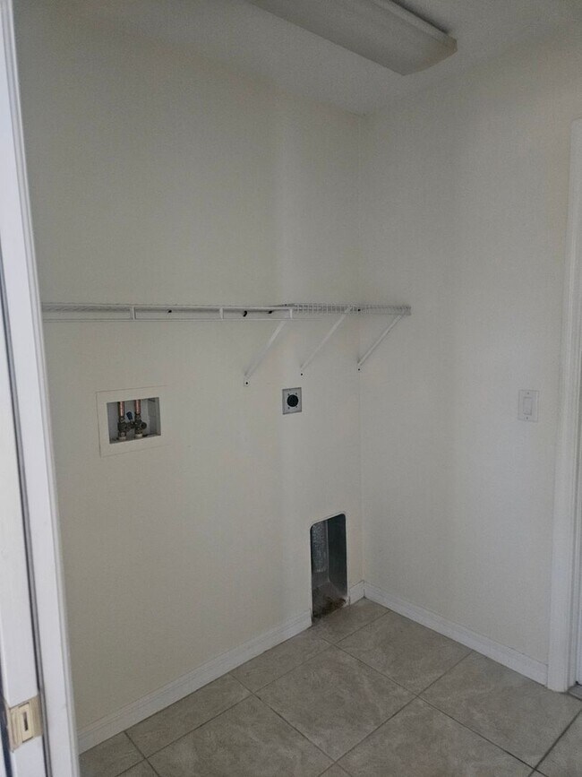 Building Photo - 7450 Blutter Rd