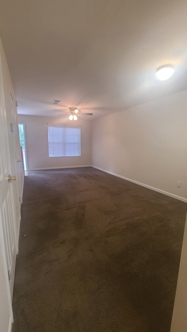 Building Photo - 2/1.5 End Unit Townhome close to downtown ...