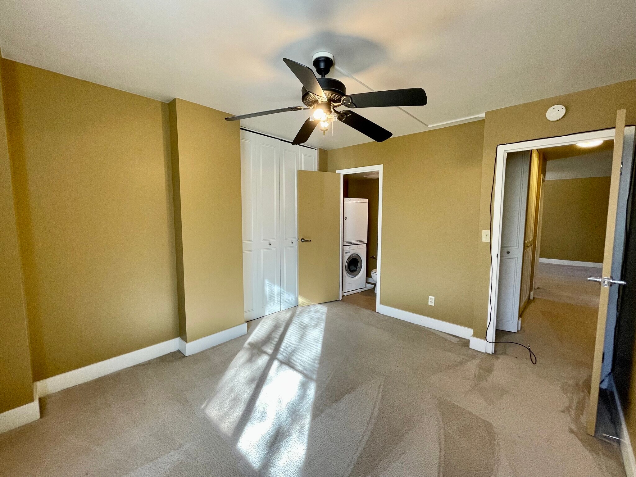 Building Photo - 600 E 8th St