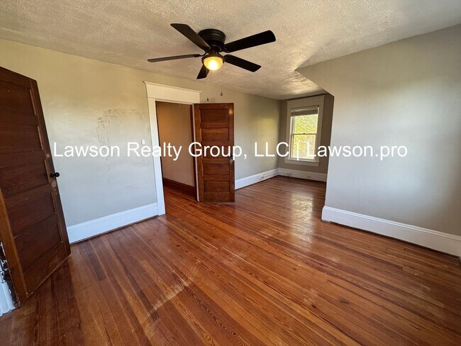 Building Photo - Three Bedroom Home - Walking Distance to G...