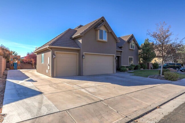 Building Photo - Beautifully Designed 5 Bedroom Home in Was...