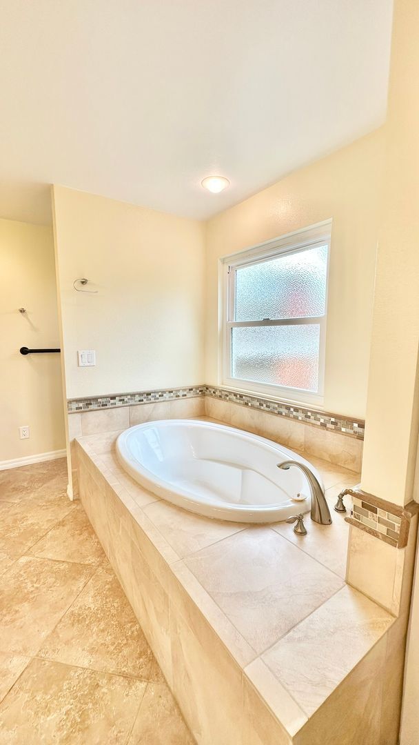 Building Photo - Spacious Two-Story Home with Three-Car Att...