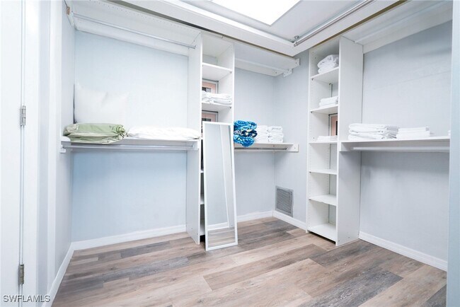 Building Photo - 1351 Oaklawn Ct