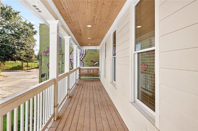 Building Photo - 523 Irwin St NE