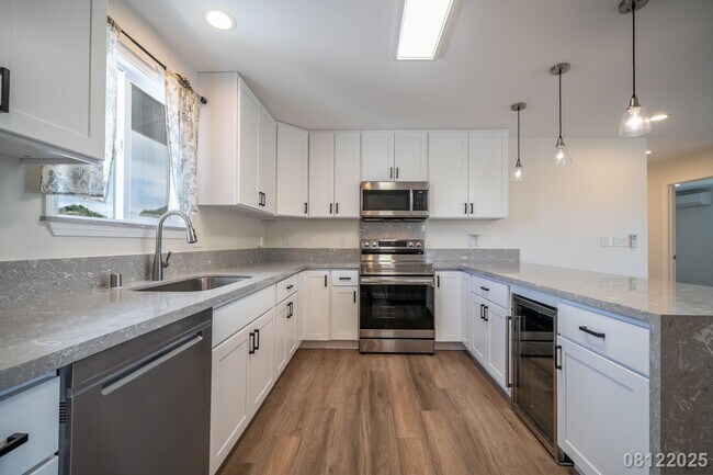 Building Photo - $4900 4BR/2.5BA Ewa Beach Unit - Energy Ef...