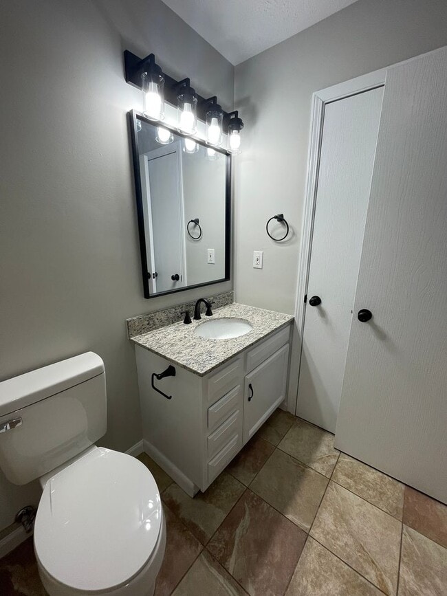 Building Photo - 3624-3626 Thornhill Circle W-TBROS