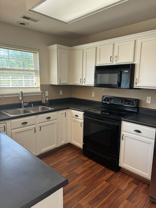 Building Photo - Single Family Home - Available For Rent!
