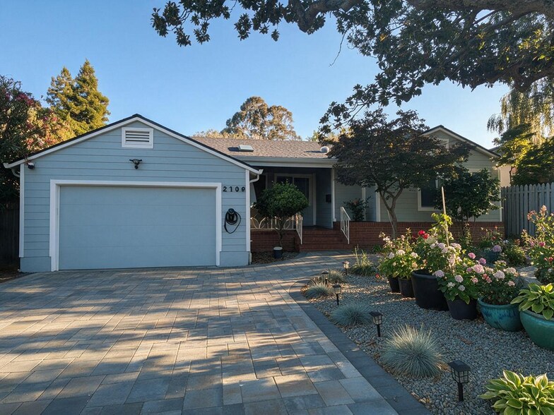 Building Photo - 2109 Ray Dr
