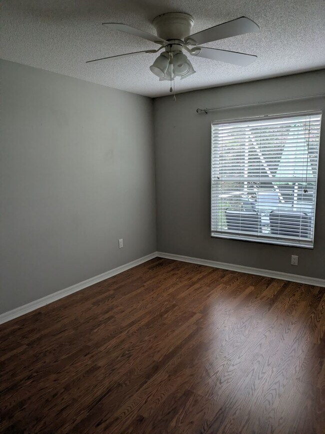 Building Photo - 866 Oak Forest Dr