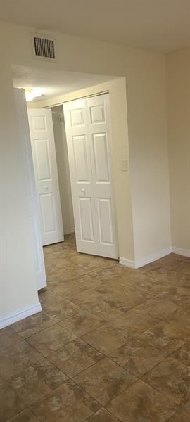 Building Photo - 2985 Riverside Dr