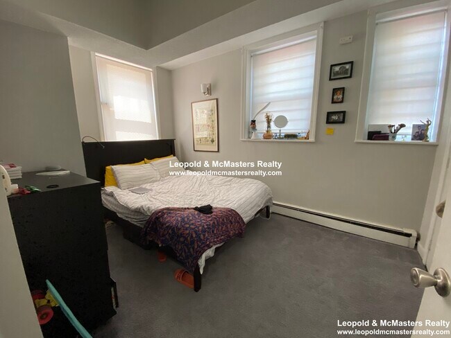 Building Photo - 181 Thorndike St