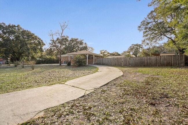 Building Photo - JUST LISTED!