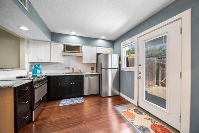 Building Photo - 7409 Shadow Hill Dr
