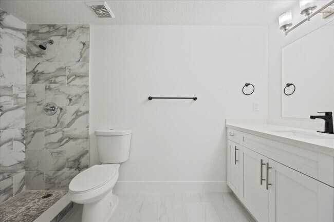 Building Photo - 1165 Golden Lakes Blvd