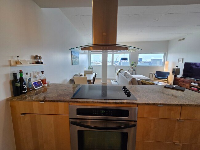 Building Photo - Beautiful bright HUGE 2 bed 2 bath with gr...