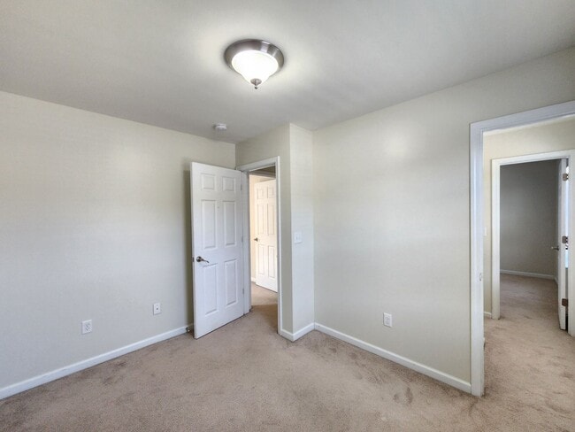 Building Photo - Great Location in the River Stone Community!