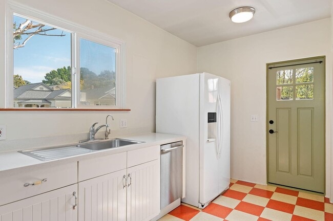 Building Photo - 306 W Ortega St