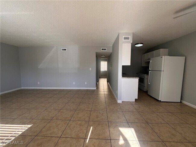 Building Photo - 4601 Bayshore Dr