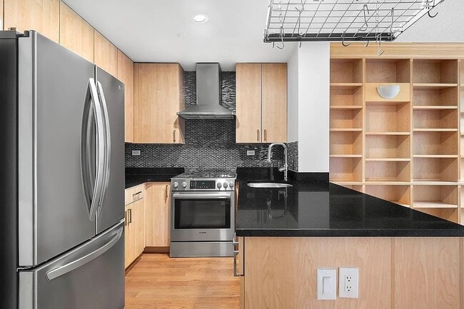 Building Photo - 736 W 187th St