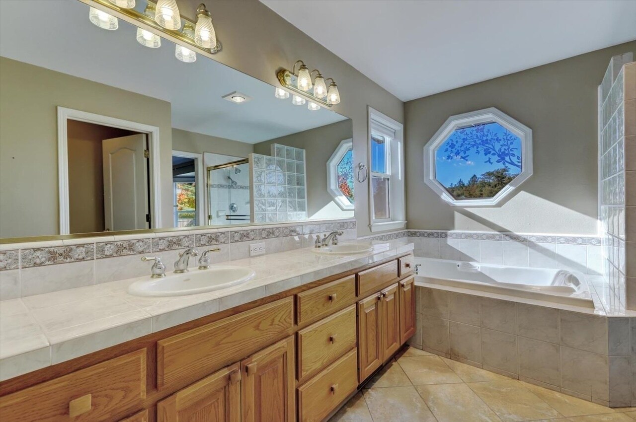 Master Bath - 18527 Jayhawk Dr