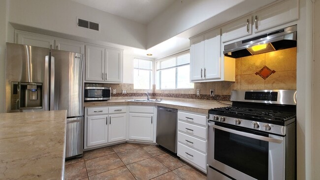 Building Photo - Beautiful 4 Bedroom 2.5 Bathroom House Located In The NE!