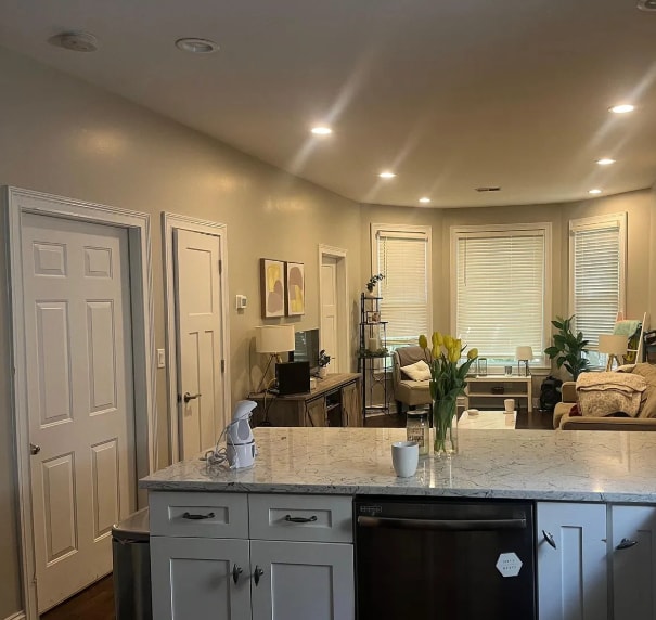 Building Photo - 2736 N Wilton Ave