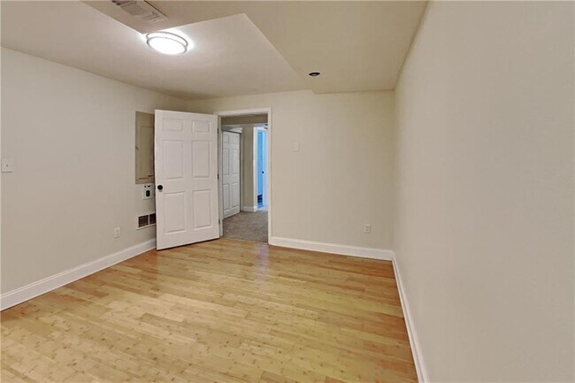 Building Photo - 3829 Bluffview Dr