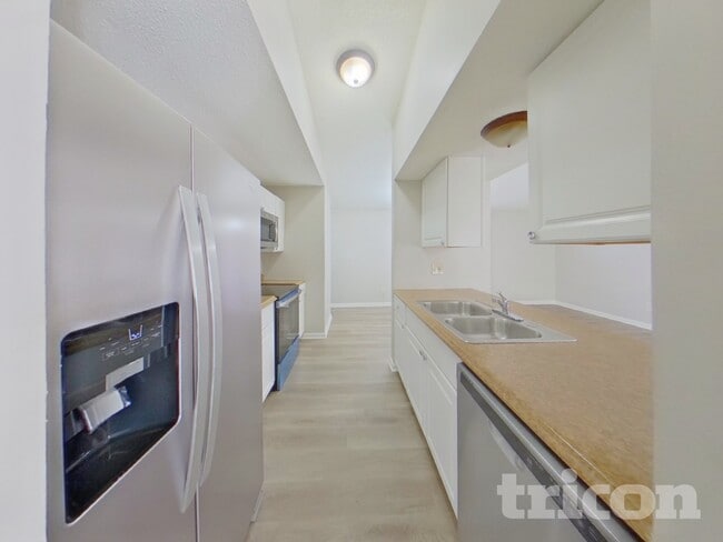 Building Photo - 201 Raintree Dr