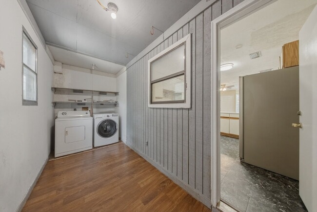 Building Photo - Spacious 2 bedroom townhouse with an additional loft located near TCC!