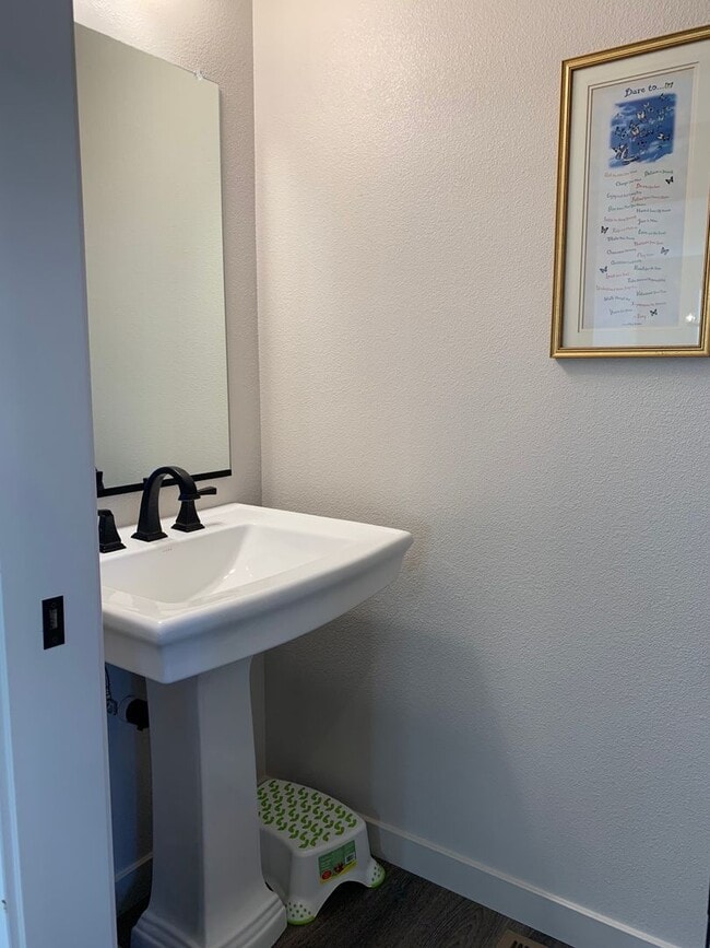 Building Photo - Beautiful Newly Custom Built Home! Vaulted Ceilings! Partially Furnished! Open Floor Plan!